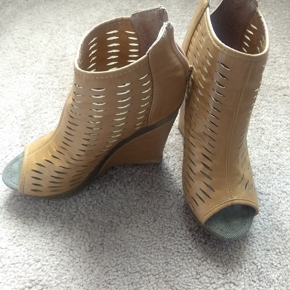 Open-toe Wedge Sandals